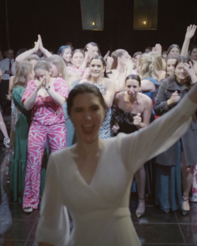 La novia bailando con sus invitados en la pista