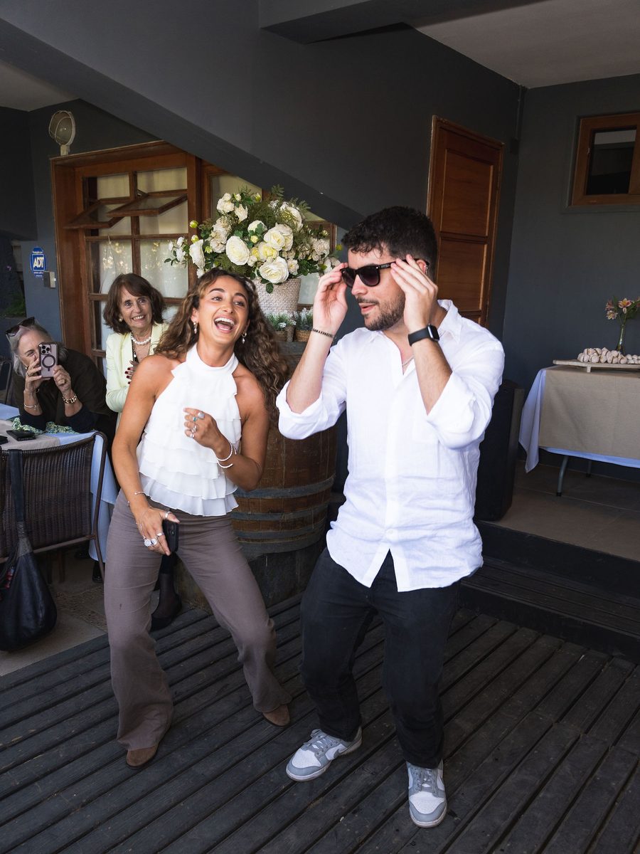 Invitados bailando en la terraza