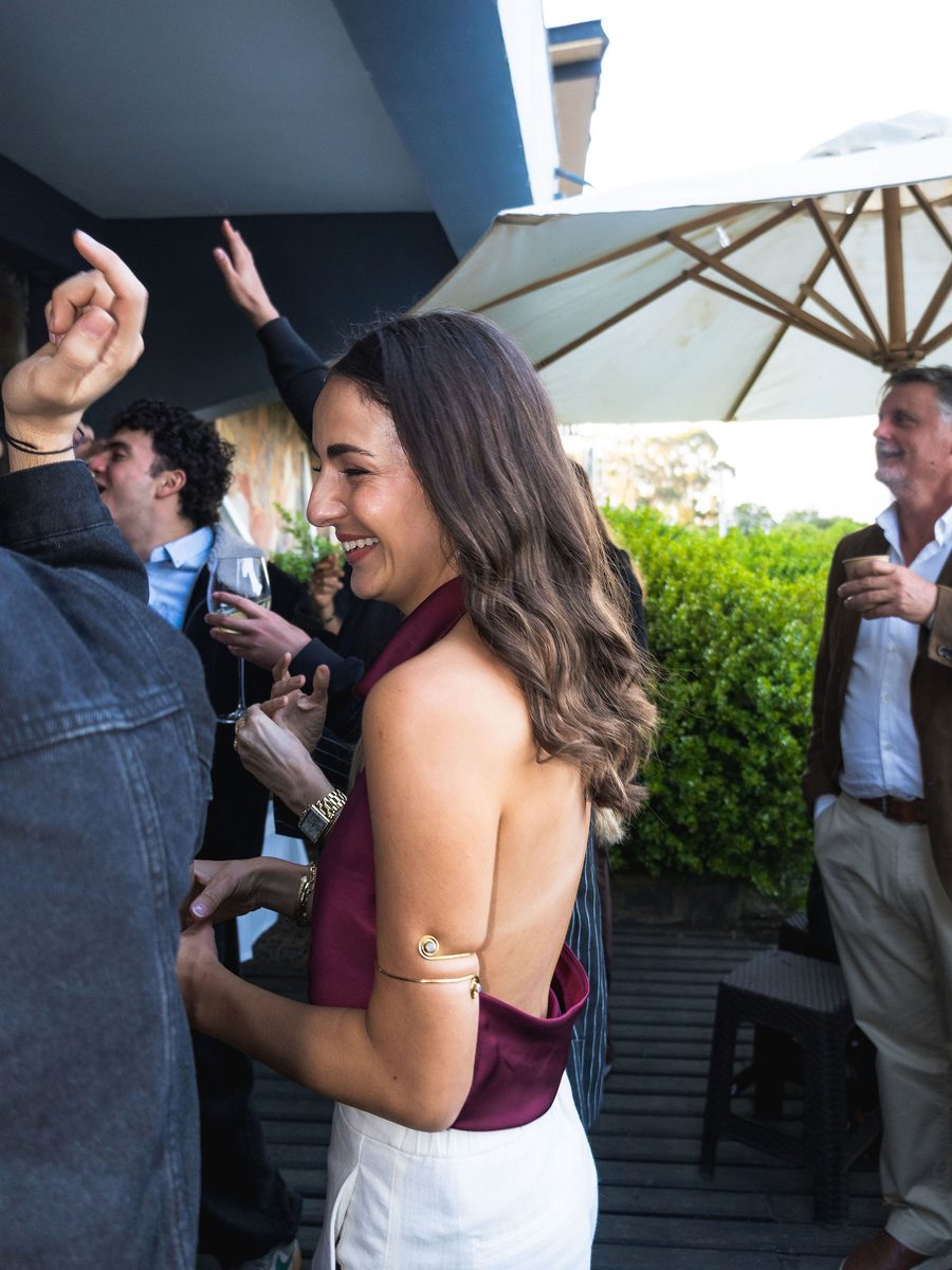Invitada bailando con los brazos arriba