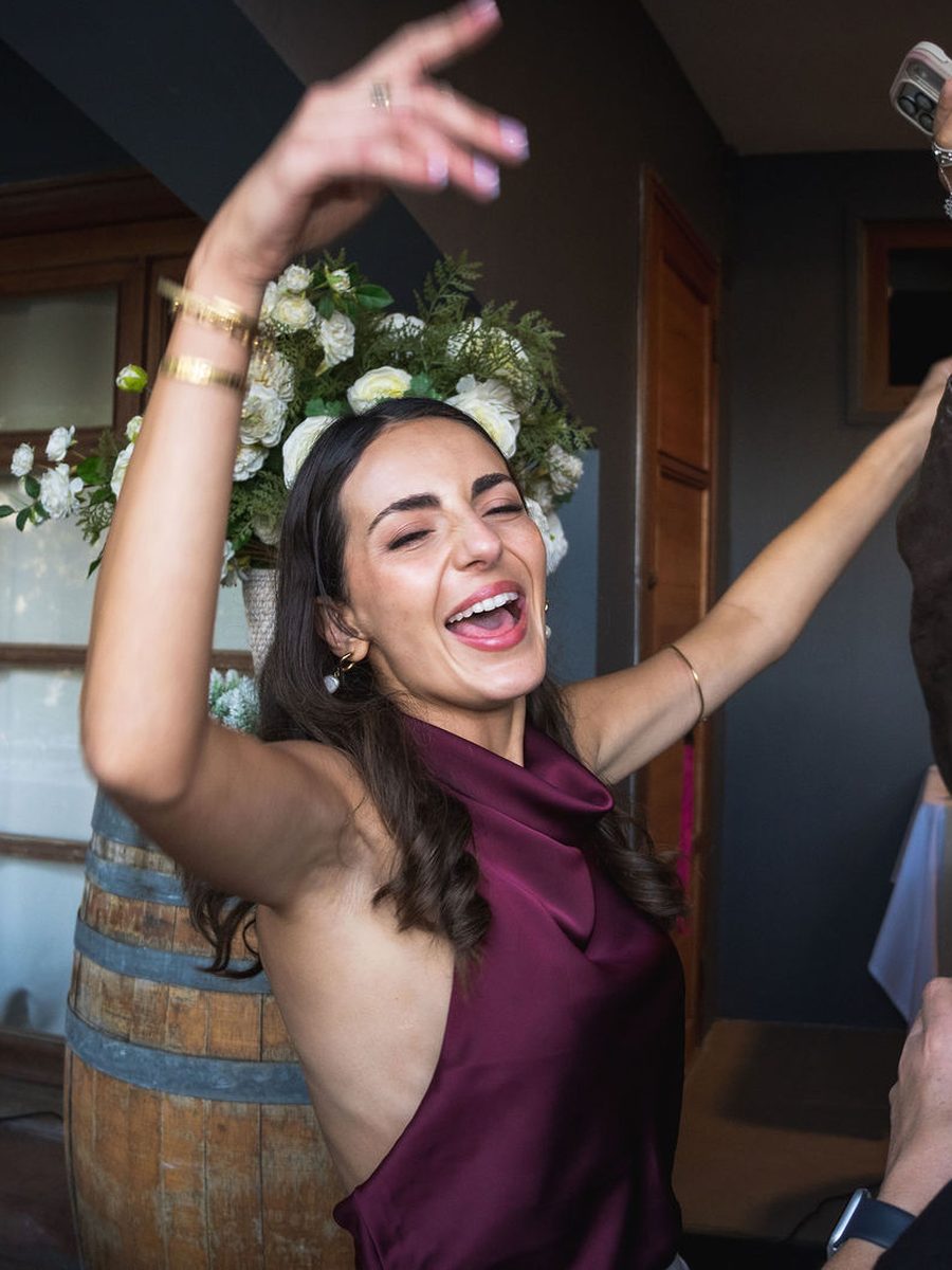 Invitada celebrando en la fiesta